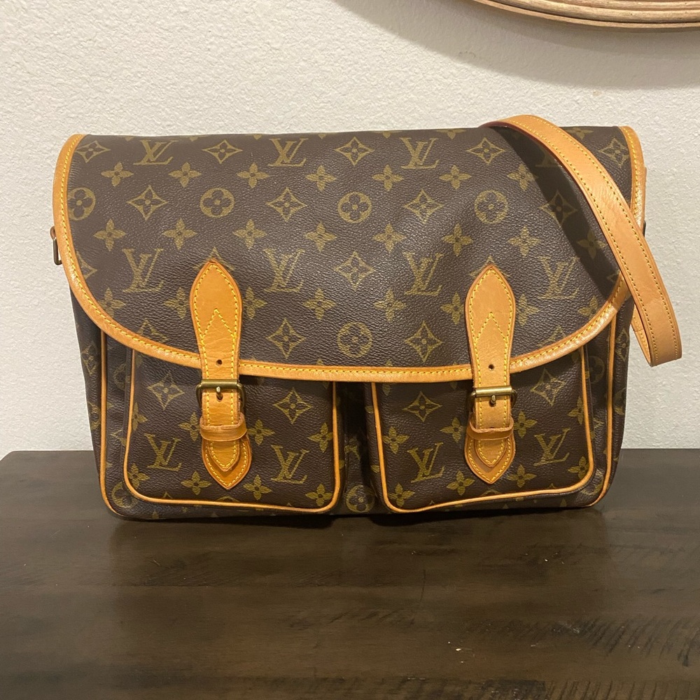 Louis Vuitton Gibeciere Gm Brown Leather Cross Body Bag